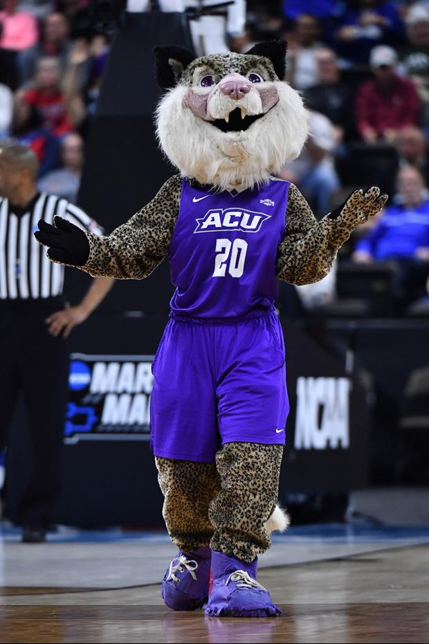 Abilene Christian's Basketball Pregame Light Show Was A Dude With Flashlights