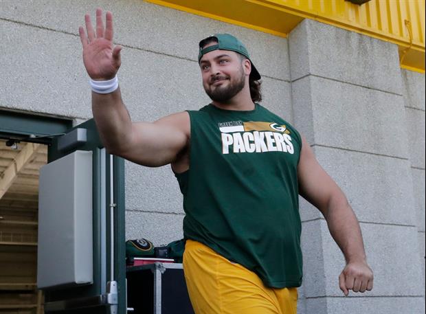 Packers Star David Bakhtiari Chugged A Beer In 3 Seconds At Last Night's Bucks Game