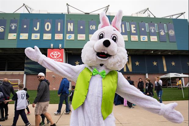 Frank Caliendo's Awesome John Madden/Pat Summerall Play-By-Play of Easter Bunny Fight