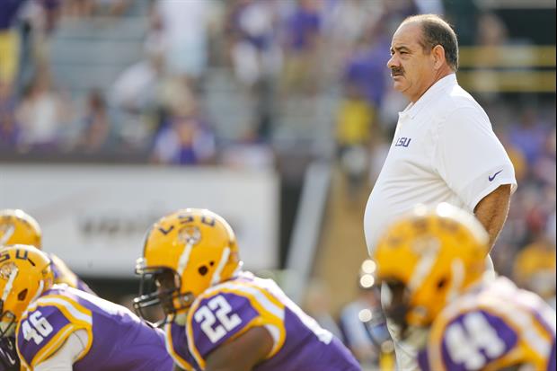 LSU defensive coordinator John Chavis will remain with the Tigers