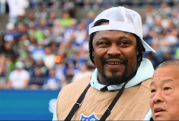 Photographer Marshawn Lynch Pulls Chargers Rookie Aside To Mentor Him During Game