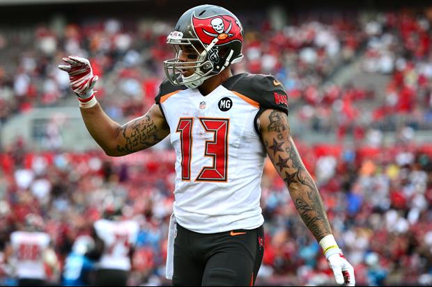 Bucs WR Mike Evans Shows Is Good At Dunking A Basketball
