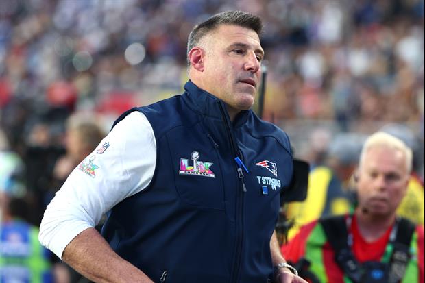 Watch Mike Vrabel Wait Outside Locker Room For Every Player After Losing Super Bowl
