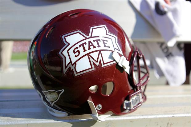 Take a look at new head coach Mike Leach meeting with his Bulldog team for the first time...