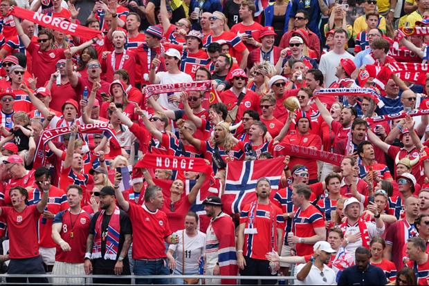 This Norway Soccer Fan Who REFUSES To Row The Boat