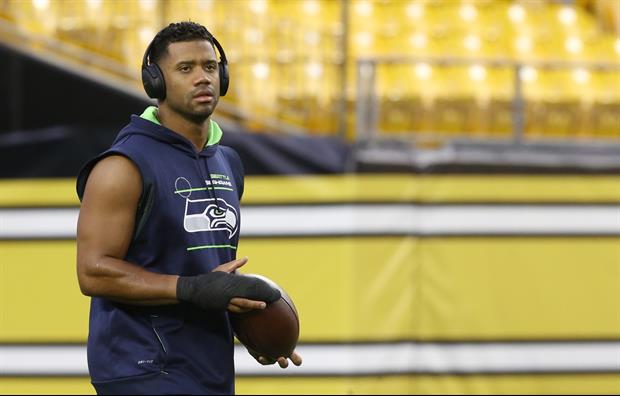 Seahawks QB Russell Wilson Ran A Mock 2-Minute Drill By Himself During Pregame Warmups