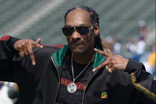 Snoop Dogg Gifted Eli Manning A Death Row Gold Chain For His 41st Birthday
