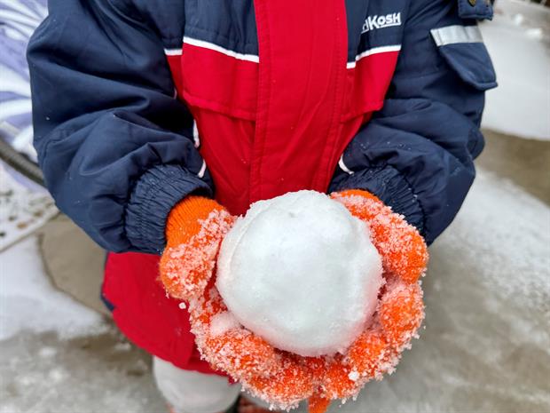 NYPD Tried To Stop Snowball Fight In Washington Square Park And Got Pelted W/ Snowballs