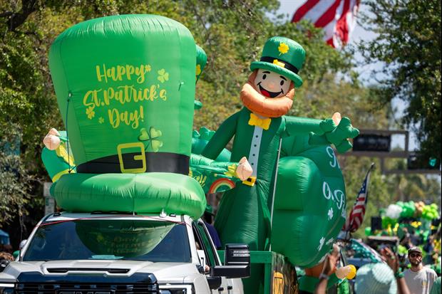 Photos: Lane Kiffin Was Having A Blast At The Baton Rouge St Patrick's Day Parade