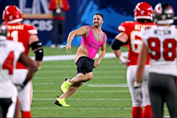 Full Video Of The Streaker That Hit The Field At Last Night's Super Bowl