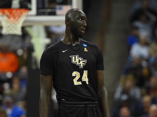 UCF's Tacko Fall Fell To His Knees & Was Still As Tall As VCU Player Standing Next To Him
