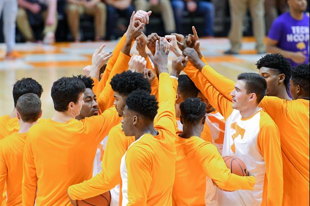 Whole Tennessee Team Dunking In Unison During Warmups Is Awesome....