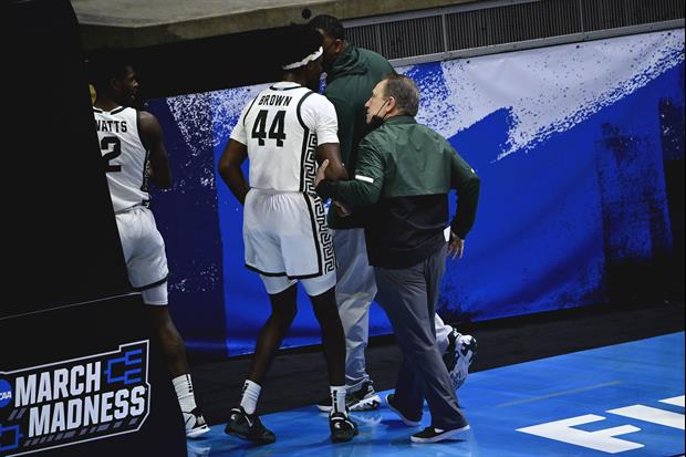 Michigan State's Tom Izzo Gets Into It With His Player While Leaving The Court