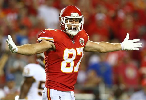 Chiefs TE Travis Kelce & His Hot Girlfriend Running Routes After Game
