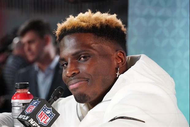 Dolphins WR Tyreek Hill Outran An Entire Women's Flag Football Team In Wild Video